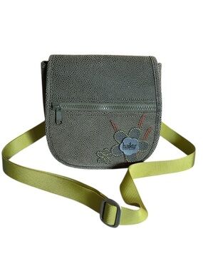 Haiku Crossbody Bag Floral
Vegan Leather Handbag with Leaf Accent